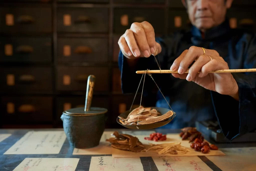 The Ancient Wisdom That’s Beating Modern Cold Medicines: Why Singapore’s TCM Practitioners Swear By This Traditional Formula